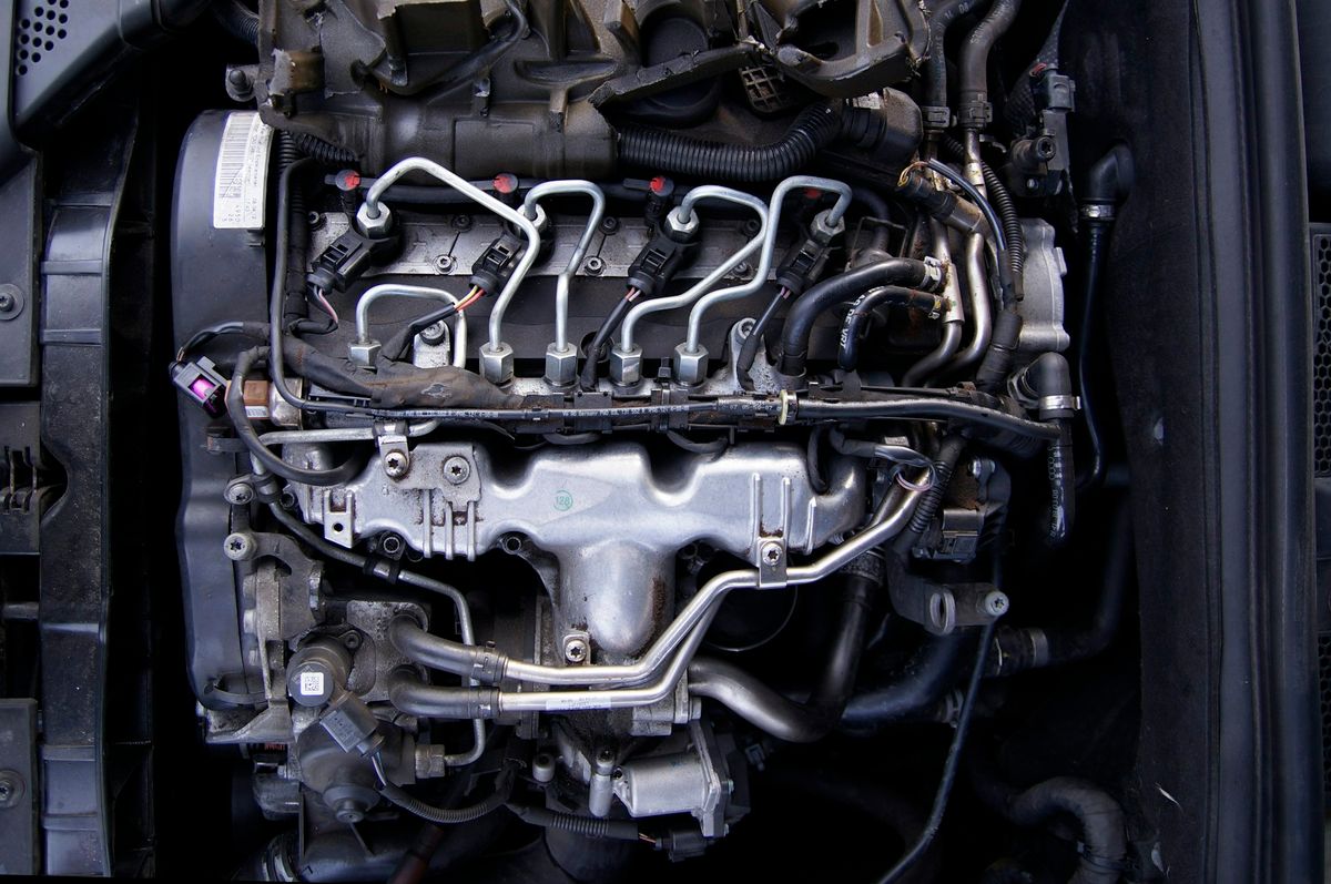 Motor diesel com bicos injetores e linhas de alta pressão do common rail